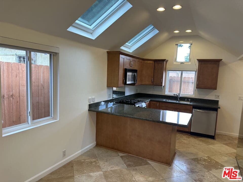 2 bd, 2 ba Apartment in Venice, CA — $4,350/mo — photo 2