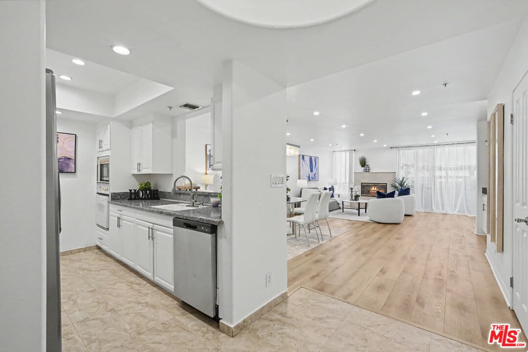 2 bd, 3 ba Condo in Los Angeles, CA — $3,895/mo — photo 2