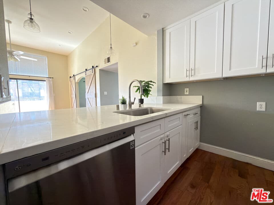3 bd, 2 ba Apartment in Los Angeles, CA — $3,250/mo — photo 2