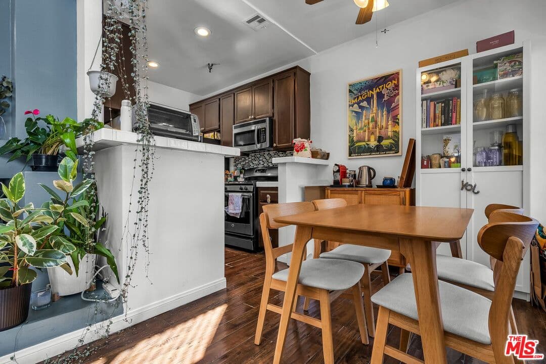 2 bd, 2 ba Apartment in Los Angeles, CA — $3,395/mo — photo 2