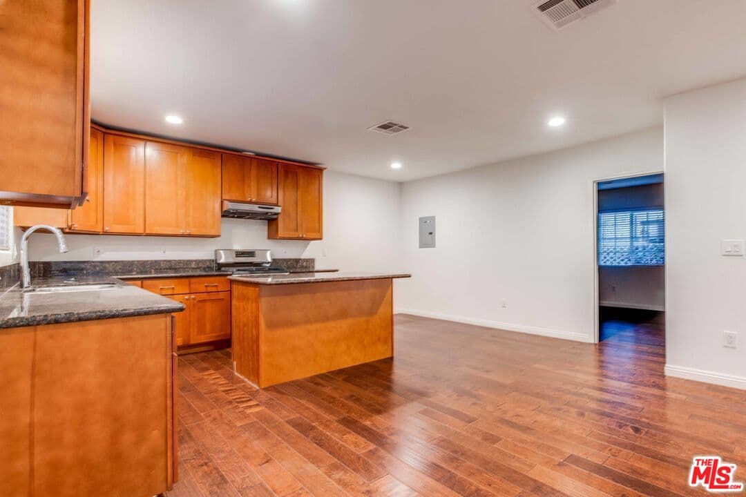 2 bd, 2 ba Townhouse in Los Angeles, CA — $3,350/mo — photo 2