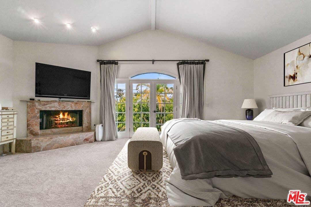 5 bd, 6 ba House in Beverly Hills, CA — $22,000/mo — photo 2