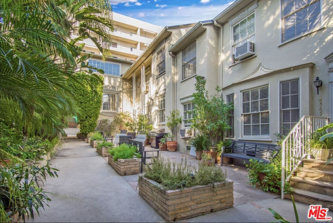 1 bd, 1 ba Townhouse in West Hollywood, CA — $2,595/mo — photo 1