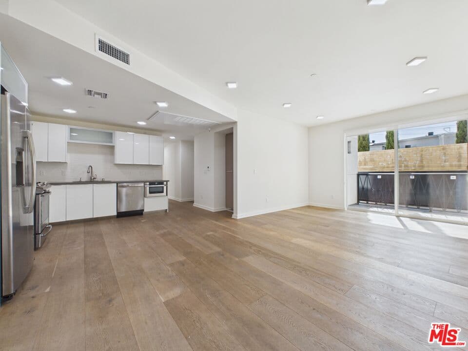 2 bd, 2 ba Townhouse in Los Angeles, CA — $3,395/mo — photo 2