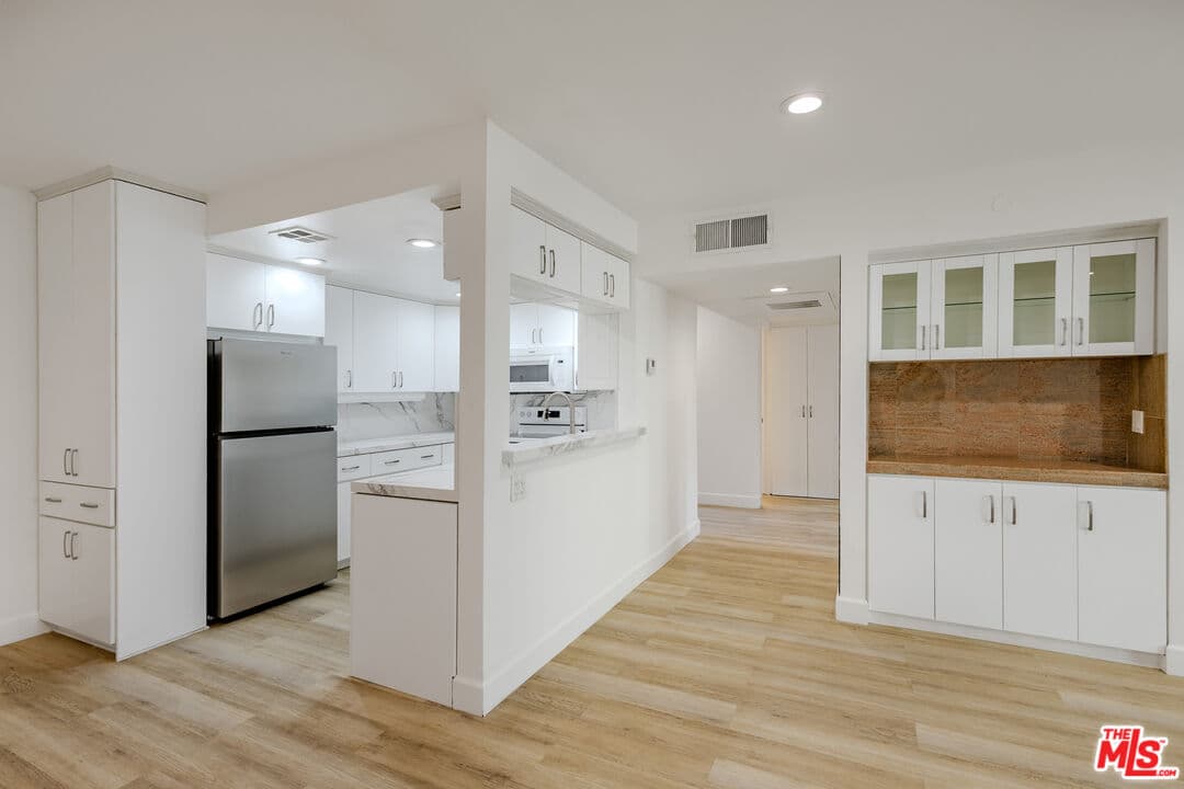 2 bd, 2 ba Condo in Los Angeles, CA — $4,500/mo — photo 2