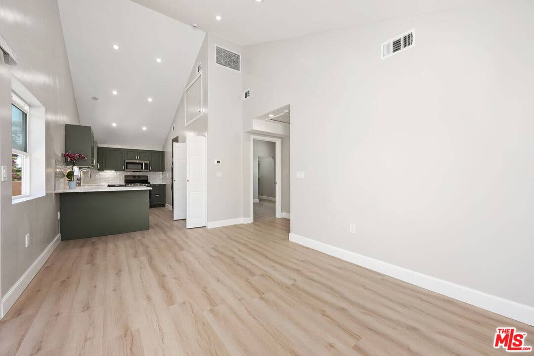 2 bd, 2 ba Townhouse in Los Angeles, CA — $4,200/mo — photo 2