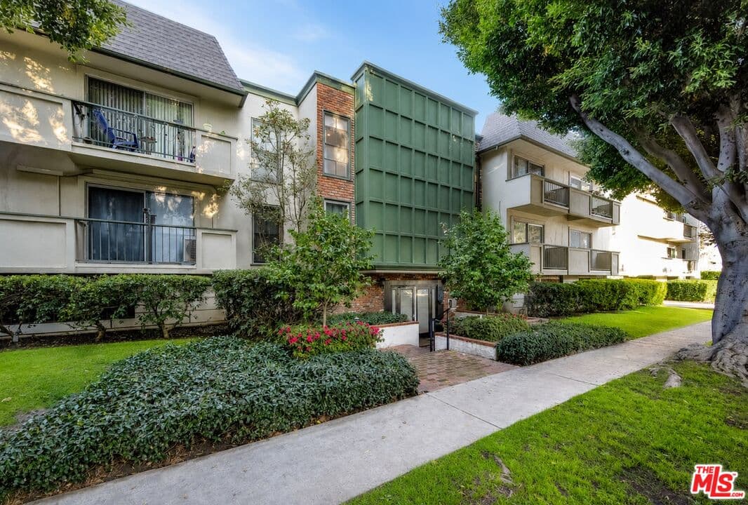 2 bd, 2 ba Condo in Los Angeles, CA — $2,995/mo — photo 1