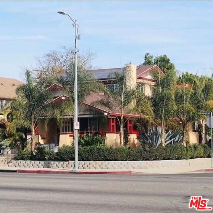 4 bd, 3 ba House in Los Angeles, CA — $1,050/mo — photo 2