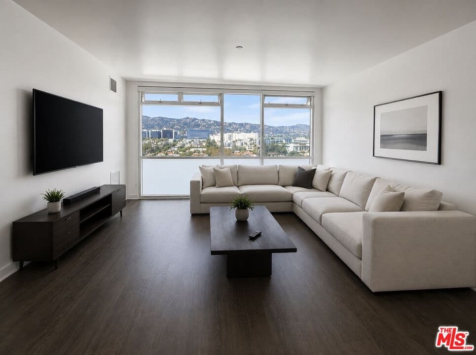 1 bd, 2 ba Apartment in Beverly Hills, CA — $4,798/mo — photo 1