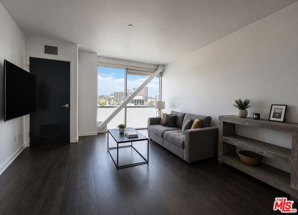 1 bd, 2 ba Apartment in Beverly Hills, CA — $4,495/mo — photo 2
