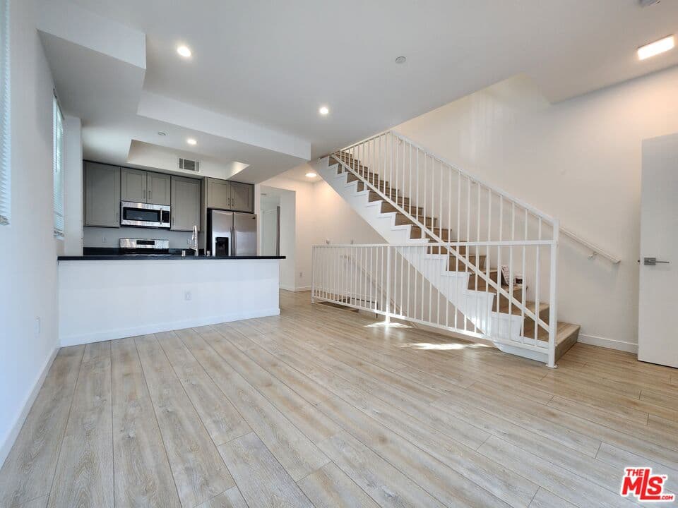 3 bd, 3 ba Townhouse in Los Angeles, CA — $3,600/mo — photo 2