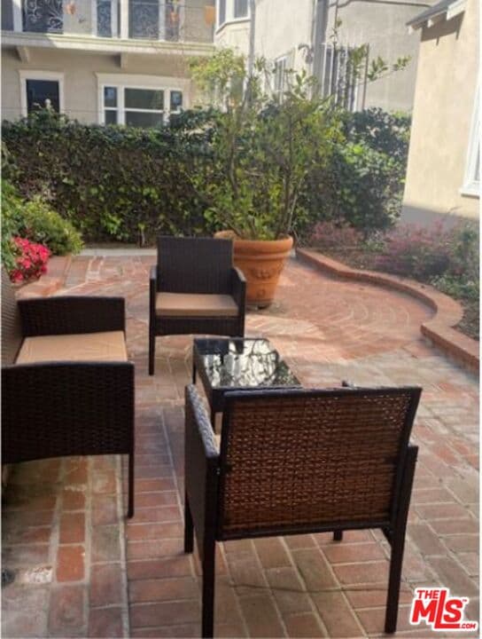 2 bd, 1 ba Apartment in Beverly Hills, CA — $3,150/mo — photo 2