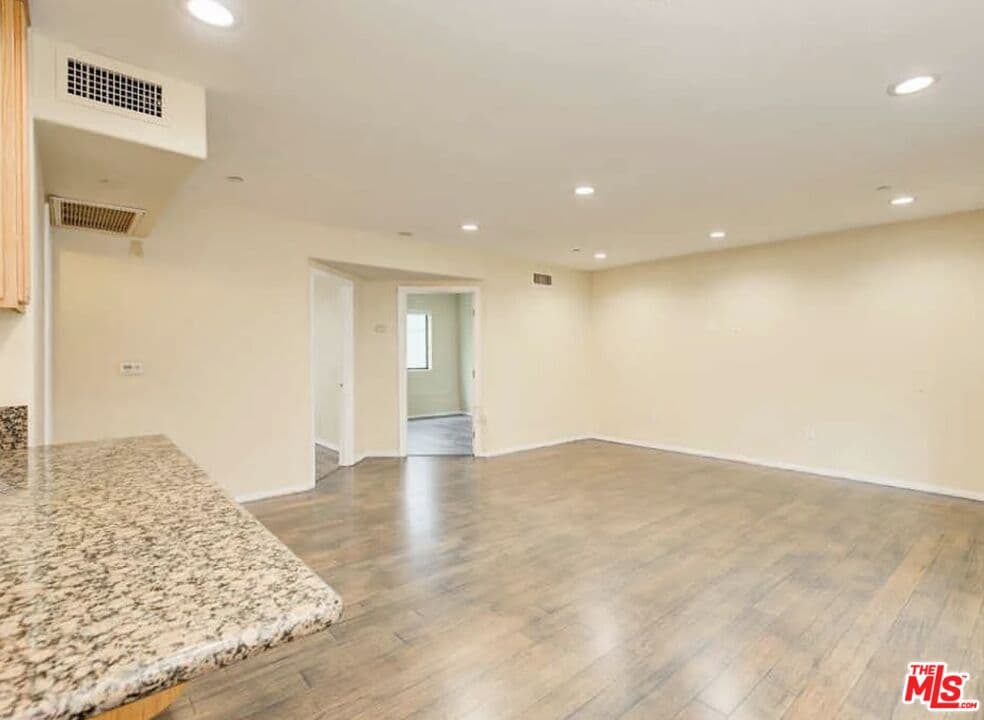 2 bd, 2 ba Townhouse in Reseda, CA — $2,295/mo — photo 2