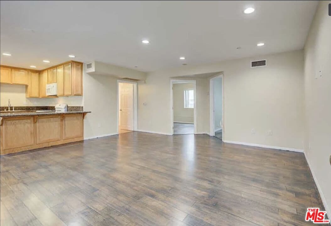 2 bd, 2 ba Townhouse in Reseda, CA — $2,295/mo — photo 1