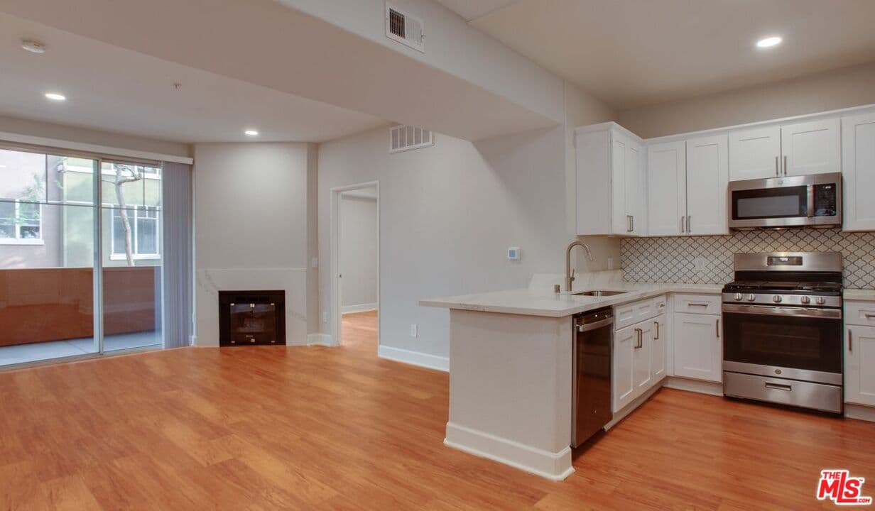 2 bd, 2 ba Townhouse in Los Angeles, CA — $3,880/mo — photo 2