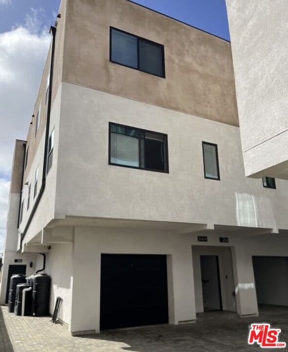 4 bd, 5 ba Townhouse in Los Angeles, CA — $3,600/mo — photo 2