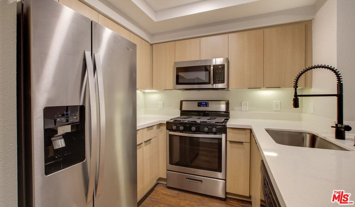 2 bd, 2 ba Condo in Los Angeles, CA — $3,929/mo — photo 2