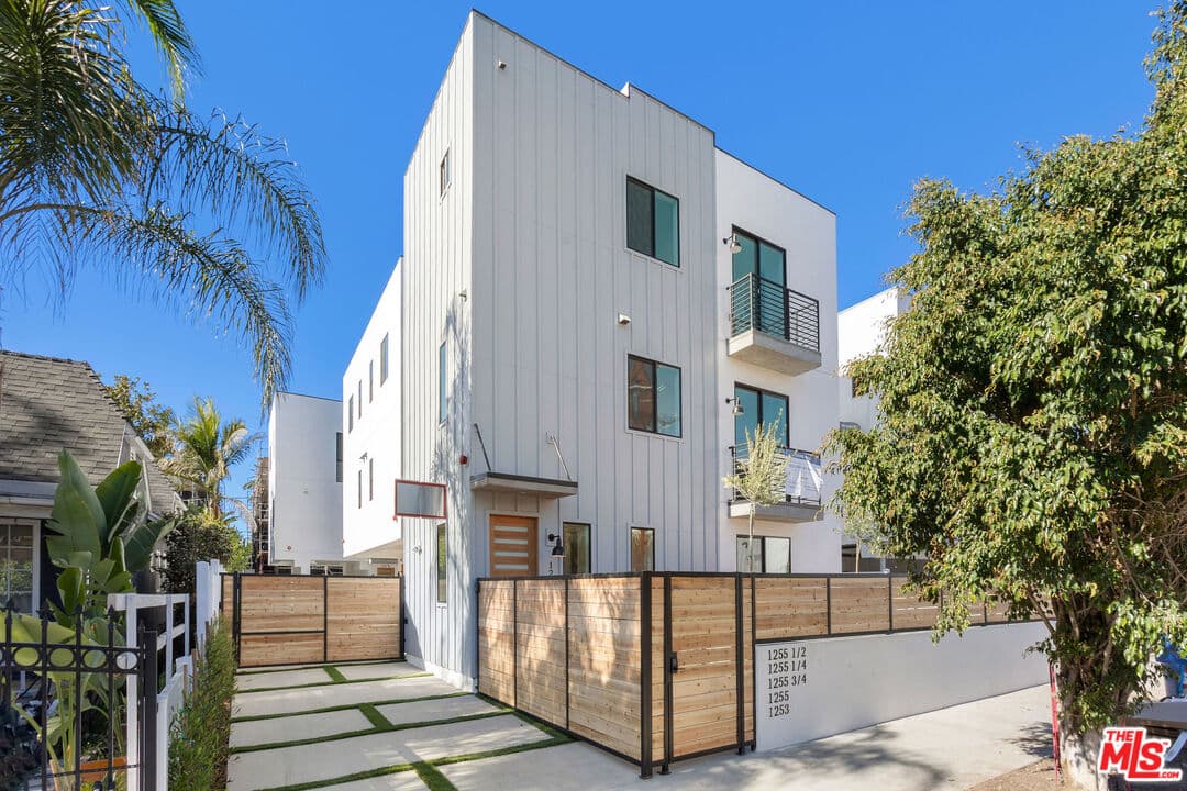 3 bd, 4 ba Townhouse in Los Angeles, CA — $3,895/mo — photo 1