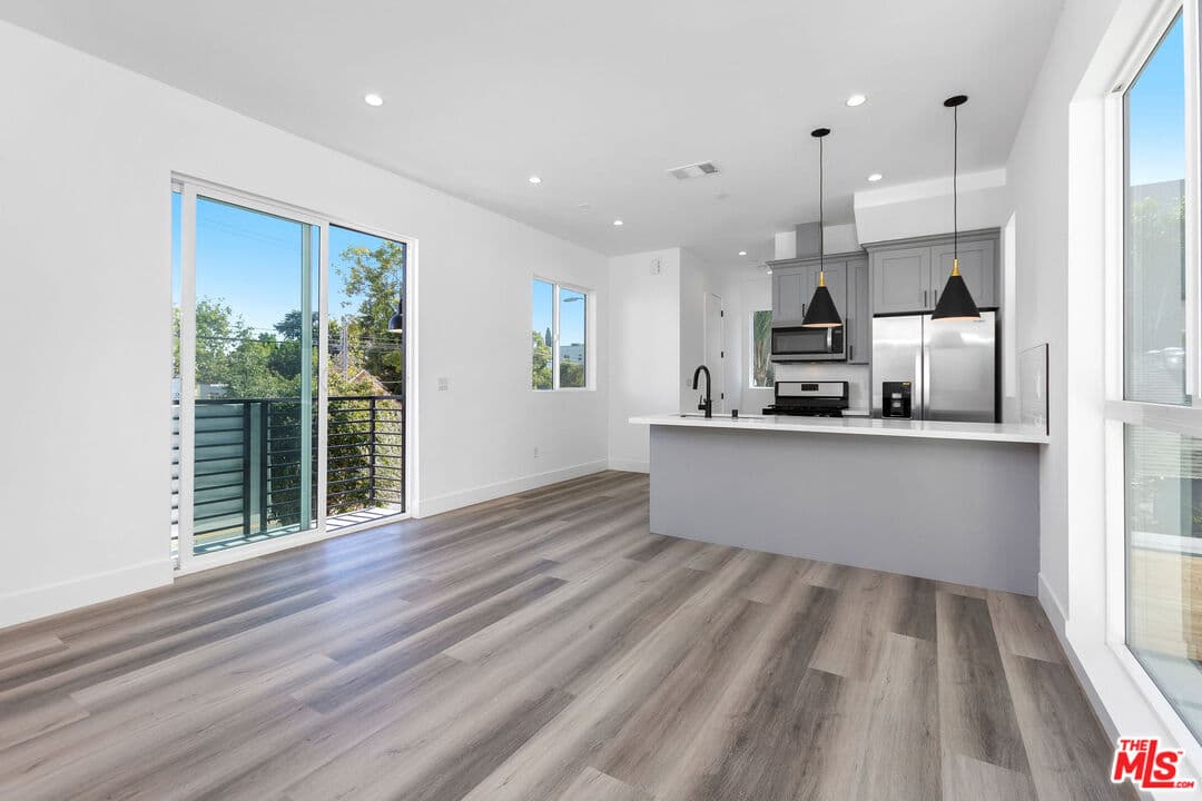 3 bd, 4 ba Townhouse in Los Angeles, CA — $3,895/mo — photo 2