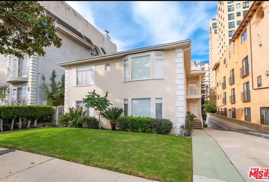 3 bd, 2 ba Townhouse in Los Angeles, CA — $5,600/mo — photo 2