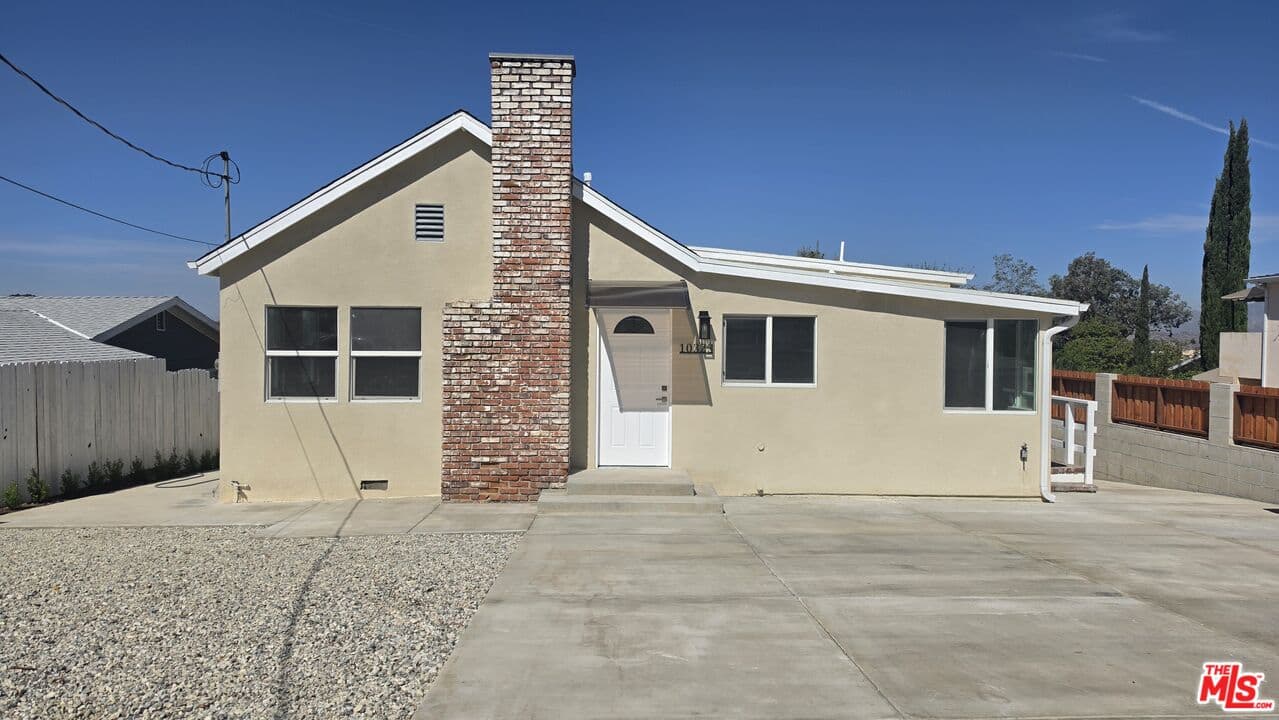 2BR House in Tujunga — $3,390/mo