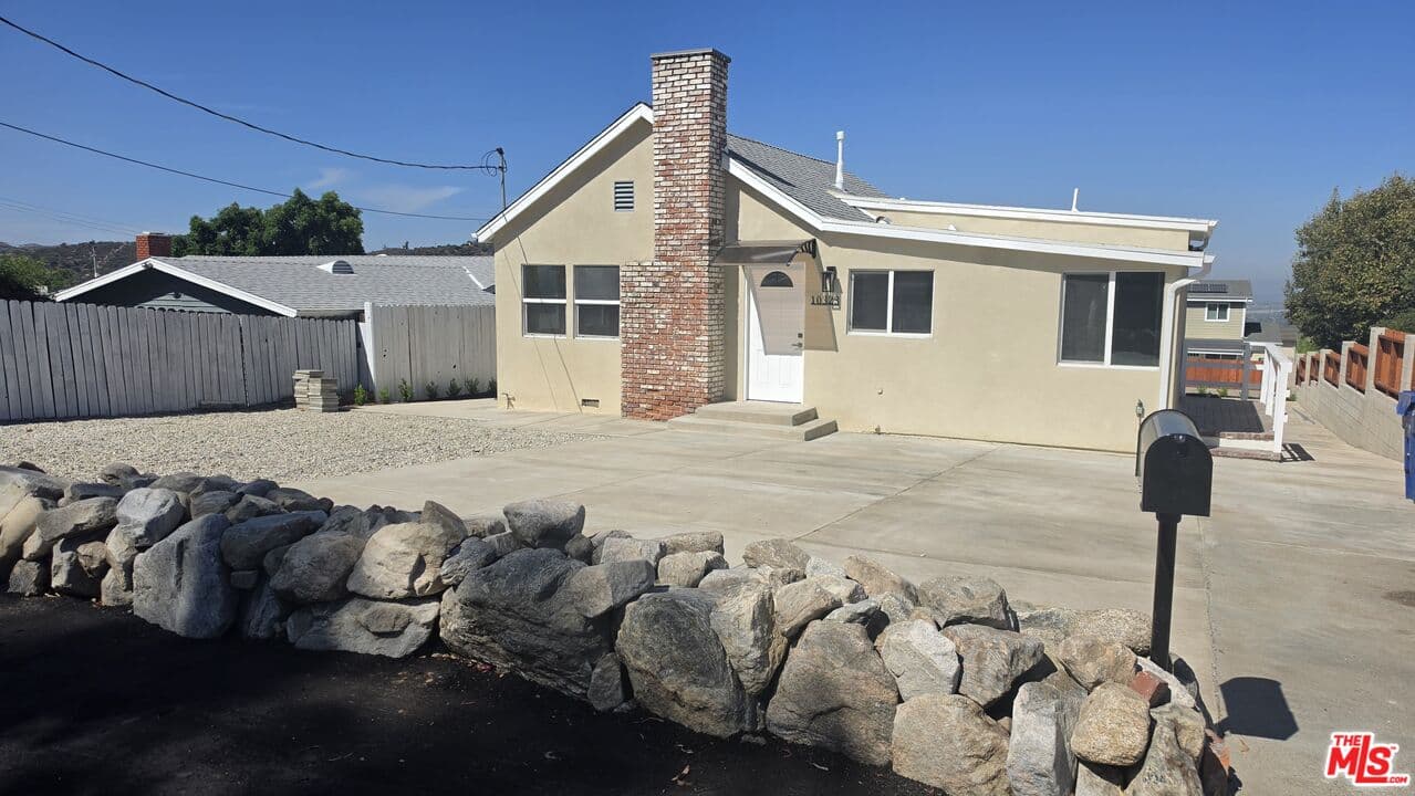 2 bd, 1 ba House in Tujunga, CA — $3,390/mo — photo 2