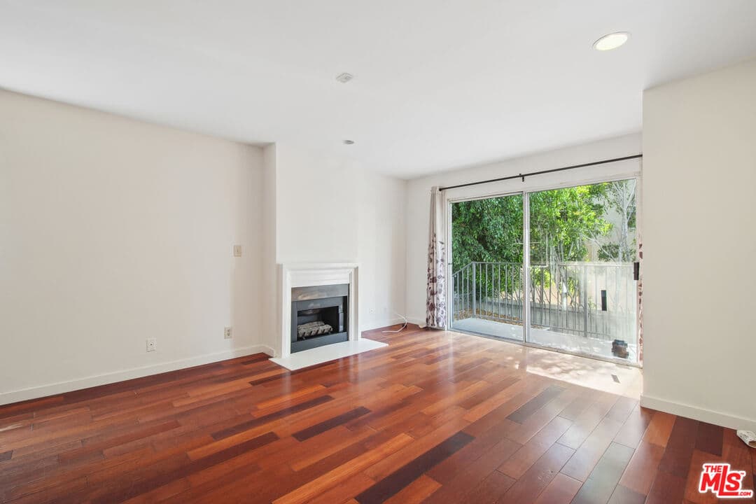 2 bd, 2 ba Townhouse in Los Angeles, CA — $2,850/mo — photo 2