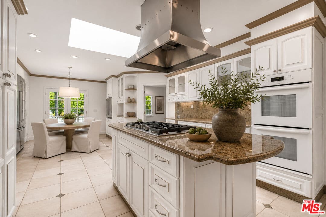 5 bd, 6 ba House in Beverly Hills, CA — $26,500/mo — photo 2