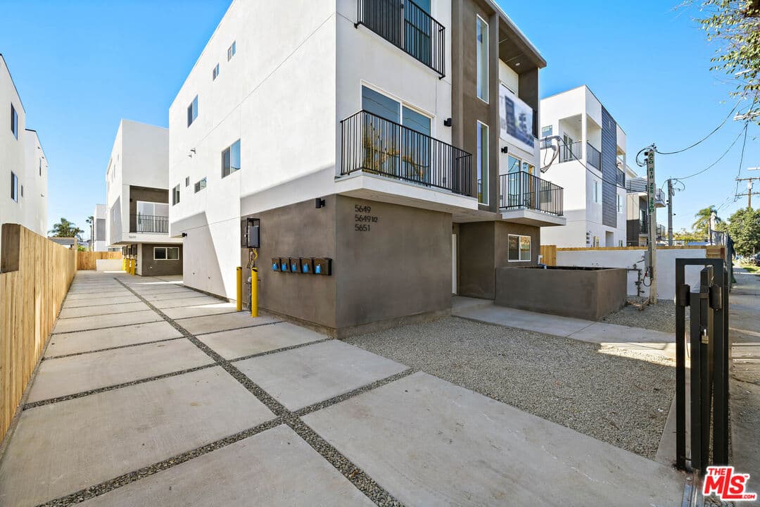 3 bd, 4 ba Townhouse in North Hollywood, CA — $3,995/mo — photo 2