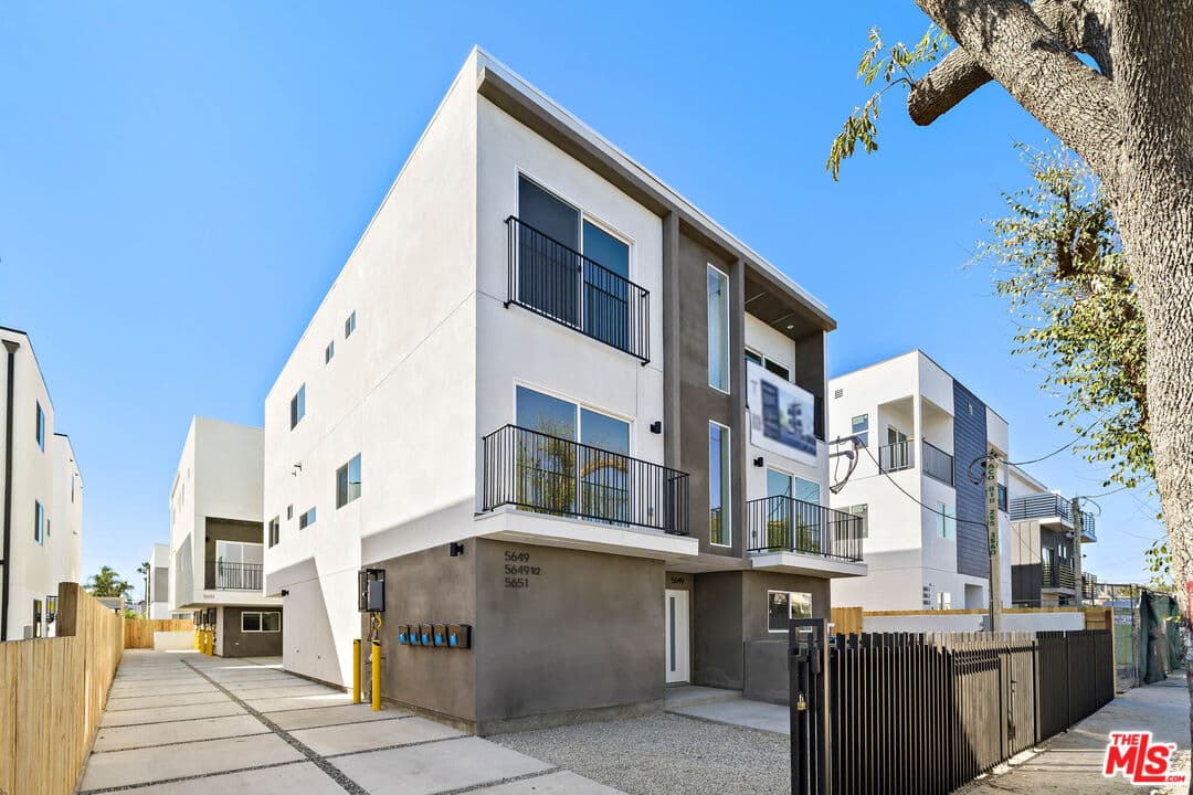 3 bd, 4 ba Townhouse in North Hollywood, CA — $3,995/mo — photo 1