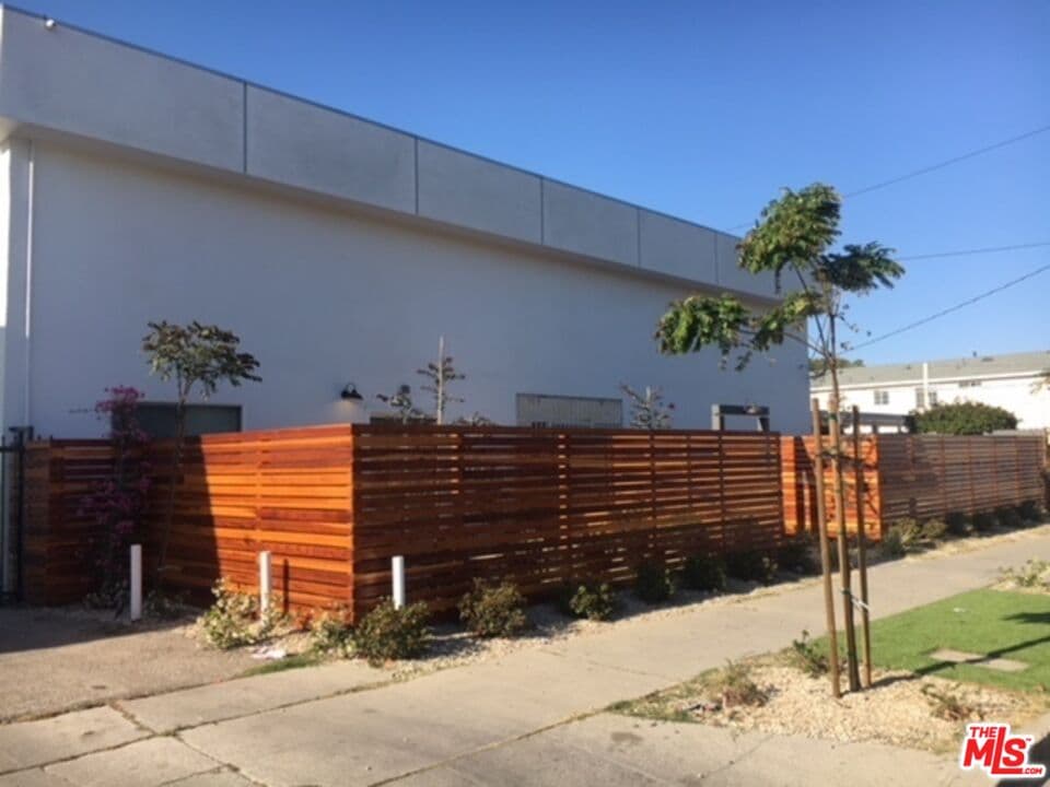 3 bd, 2 ba Apartment in Los Angeles, CA — $2,749/mo — photo 2