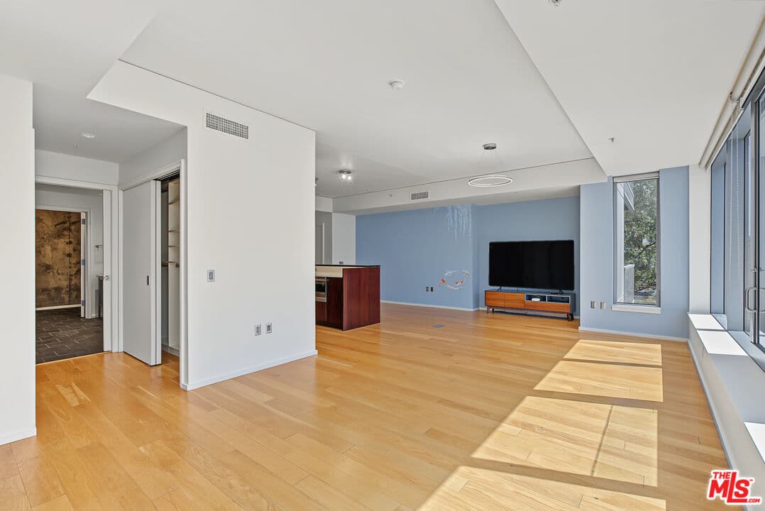 1 bd, 2 ba Apartment in Los Angeles, CA — $3,000/mo — photo 2