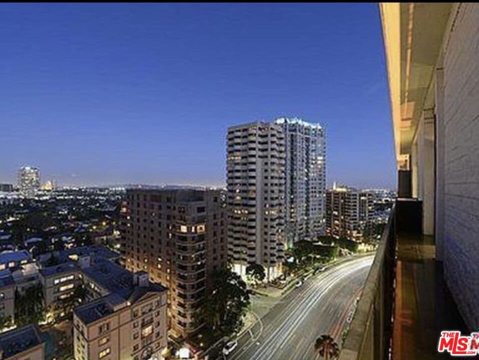 2 bd, 2 ba Condo in Los Angeles, CA — $4,695/mo — photo 2