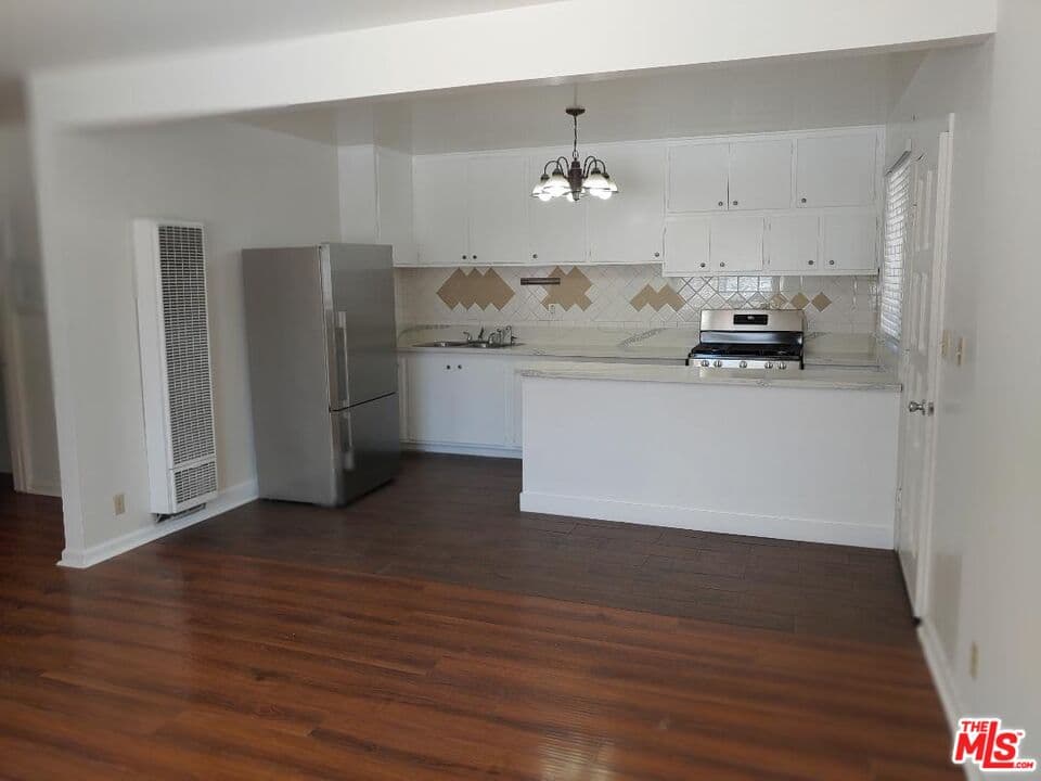 2 bd, 1 ba Townhouse in Los Angeles, CA — $2,550/mo — photo 2