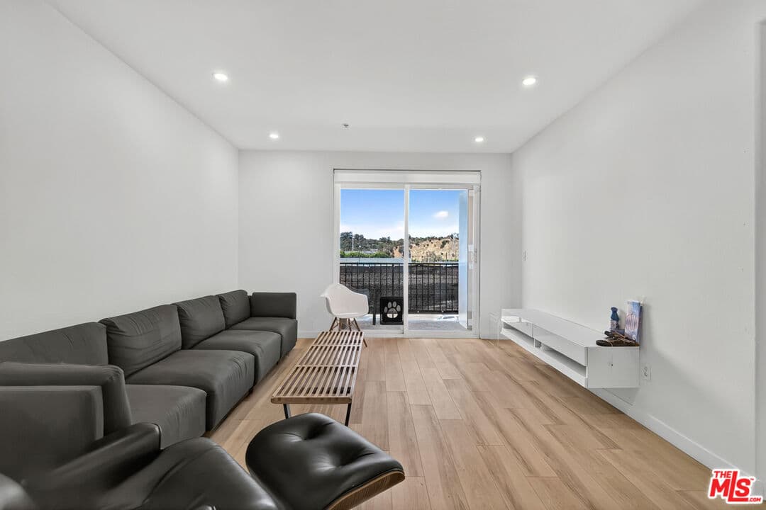 2 bd, 2 ba Condo in Los Angeles, CA — $3,000/mo — photo 2