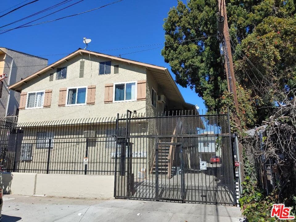3 bd, 2 ba Townhouse in Los Angeles, CA — $3,000/mo — photo 1