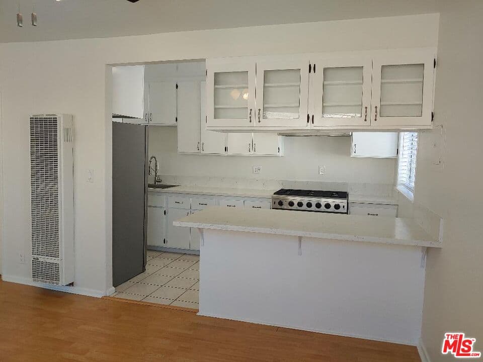 3 bd, 2 ba Townhouse in Los Angeles, CA — $3,000/mo — photo 2