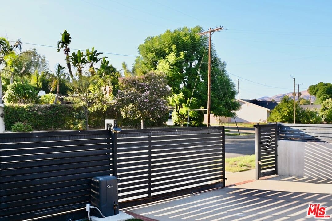 4 bd, 2 ba House in Los Angeles, CA — $4,700/mo — photo 2