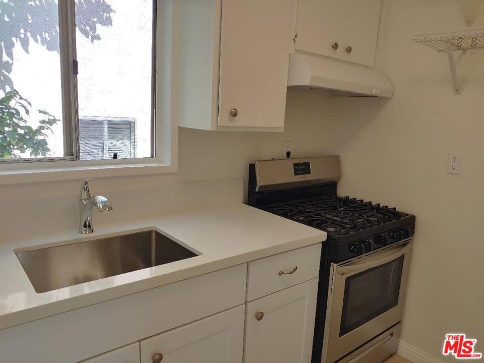 2 bd, 2 ba Townhouse in Los Angeles, CA — $2,775/mo — photo 2