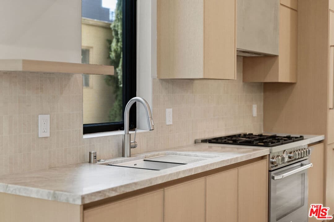 3 bd, 3 ba Townhouse in Los Angeles, CA — $8,000/mo — photo 2