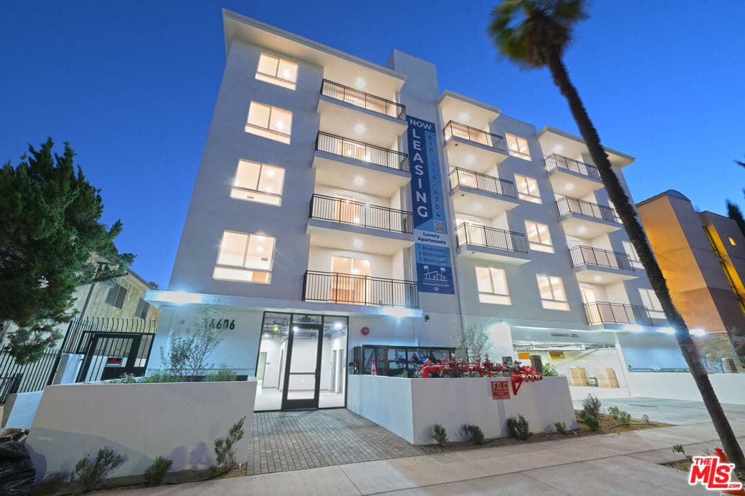 2 bd, 2 ba Townhouse in Los Angeles, CA — $2,899/mo — photo 2