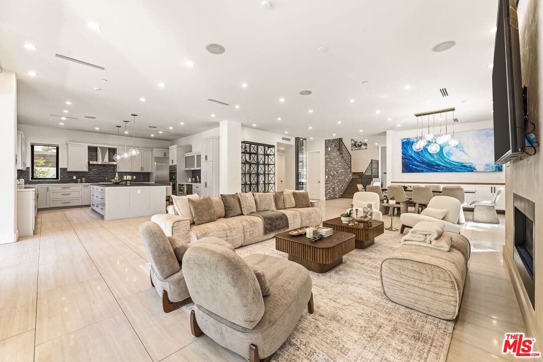 6 bd, 6 ba House in Encino, CA — $18,000/mo — photo 2
