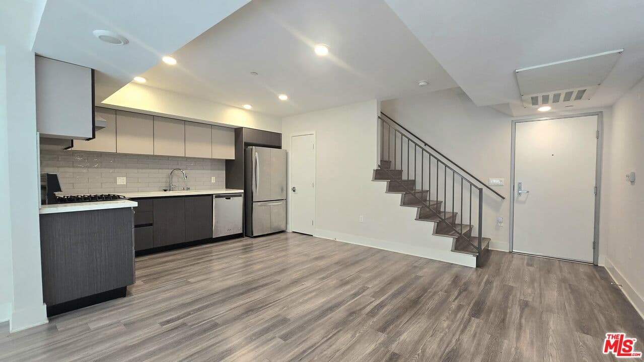 3 bd, 3 ba Apartment in Los Angeles, CA — $4,250/mo — photo 2