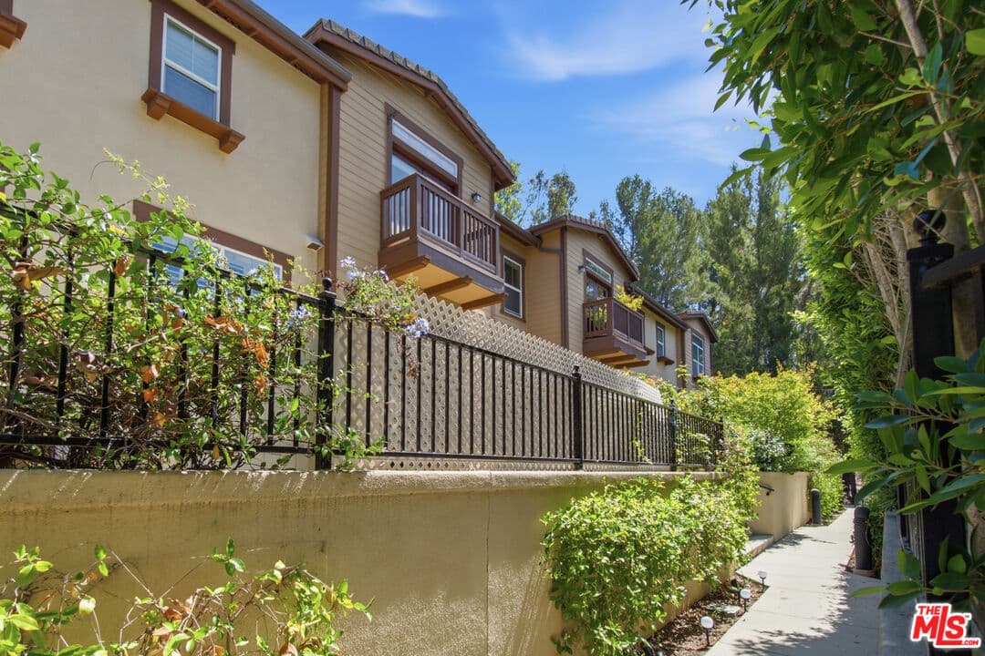 4 bd, 3 ba Condo in Thousand Oaks, CA — $4,890/mo — photo 2