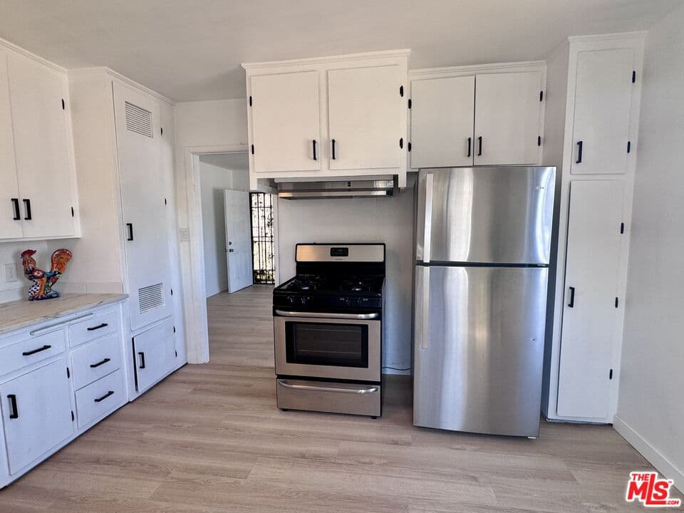 2 bd, 1 ba Apartment in Los Angeles, CA — $2,400/mo — photo 2