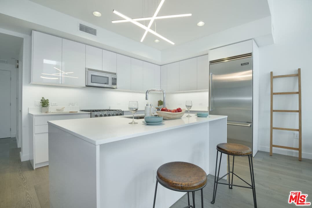 3 bd, 3 ba Condo in Santa Monica, CA — $6,850/mo — photo 2