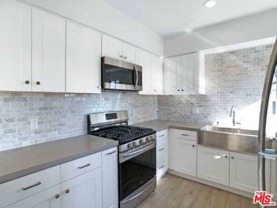3 bd, 2 ba Apartment in Los Angeles, CA — $3,845/mo — photo 2
