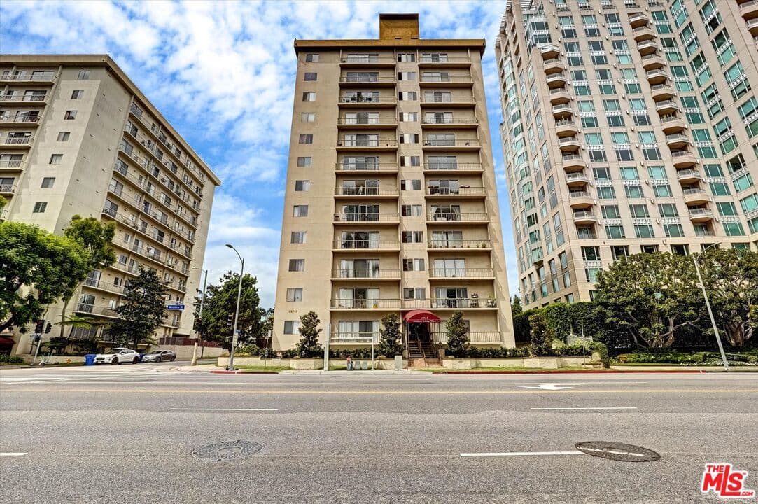 2 bd, 2 ba Condo in Los Angeles, CA — $3,950/mo — photo 2