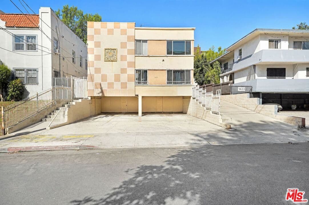 2 bd, 2 ba Townhouse in Los Angeles, CA — $2,399/mo — photo 2