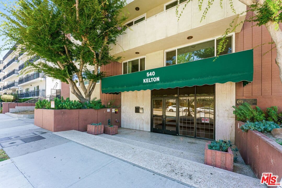 2 bd, 3 ba Condo in Los Angeles, CA — $4,400/mo — photo 2